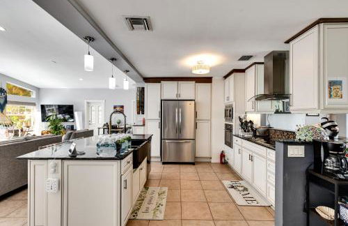 South Florida Spacious Oasis 4BR Retreat with 2 King Beds, Amazing Pool, near Beaches - Photo 38