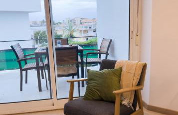 110 - Beachside Renovated 1BR apt 5 min from Beach - Photo 1