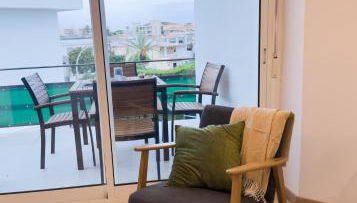 110 - Beachside Renovated 1BR apt 5 min from Beach - Photo 1