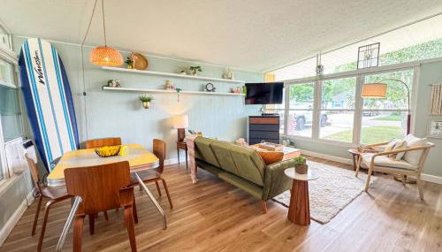 Mid-Century Modern Themed Home with Outdoor Hot Tub - Foto 2