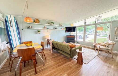 Mid-Century Modern Themed Home with Outdoor Hot Tub - Foto 2