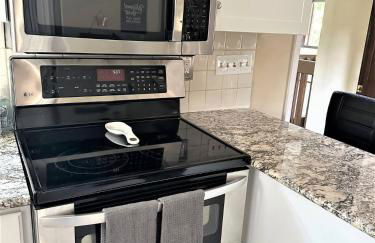 WOW!! Ultimate Pocono Retreat, Hot Tub, Game Room, Deck, Lakes, Skiing, Pools - Foto 12