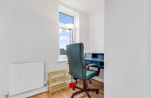 Upscale 3 Bedroom 3 Bathroom Detached House - Central Location - Free Driveway Parking, 75'' Smart TV, Fast WiFi and Snug Room by Yoko Property - Foto 15