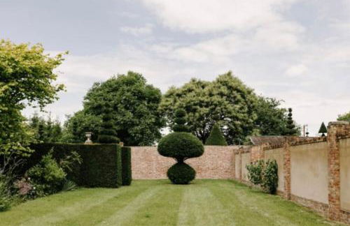 CRESSY HALL - Historic Grade II Listed Manor, Gorgeous Topiary Garden - Foto 29