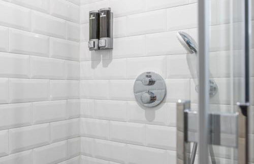 LB Vacation Rentals I Cannes Center, Renovated Apartment with Balcony, Ideal for Holidays or Congress! - Photo 34