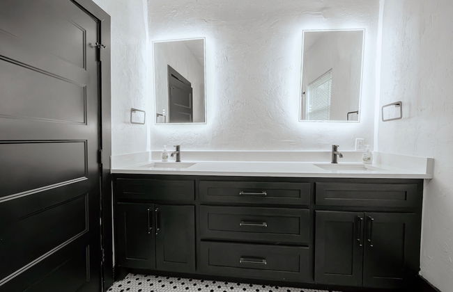 Cozy 6BR Home Near Plaza Dist -sleeps 15 - Photo 52