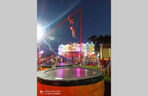 Spacious farmhouse with big yard and fireplace - Foto 22