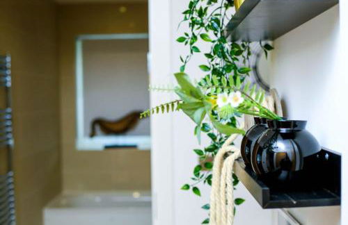 Snuggle Inn - Riverside Apartments - Views Over looking London River Thames, Close to O2 Arena, London Excel, London City Airport, Thames Clipper- River Boat Service, Woolwich Ferry, Onsite parking, TWIN ROOM OPTION available - Foto 17