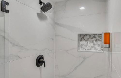 Spacious 6BR Pool Hot Tub & Game Room - Foto 45