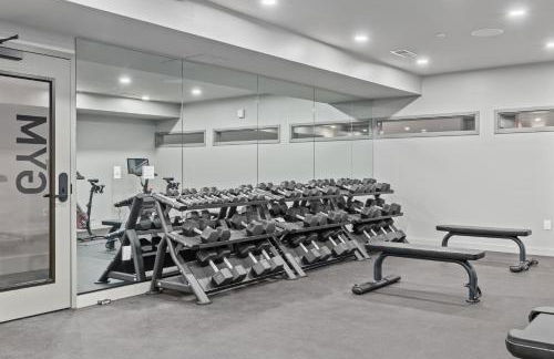 Skyline View, Pool, Gym, Balcony's, Walk to BWay! - Foto 37