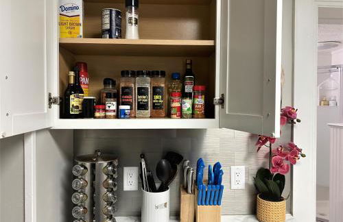 King Bed, Stocked Kitchen, Easy Driveway Parking, 2mi to Downtown & Coliseum - Foto 58