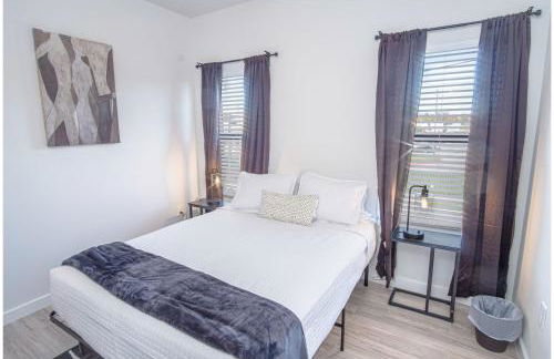 Spectacular 3 BR Plus 2 and a Half BA Apt Near Downtown - Foto 26