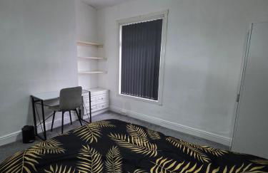 Modern 3 Bed Home Central Location free WiFi Netflix and street parking - Foto 6