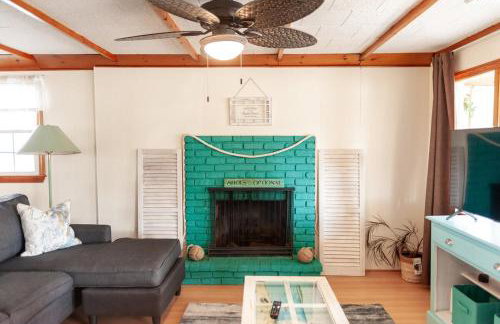 Dog-Friendly Cottage with Backyard & Beach Vibes! - Foto 22