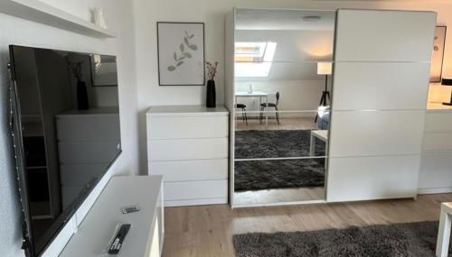 stylish top-floor hideaway for Two in Karlsruhe-Mühlburg - APOLONIAliving - Apt1 - Foto 4, wardrobe