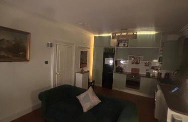 Stylish 2 bedroom West End flat - Photo 9