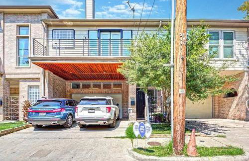 Luxury Oak Lawn Home | Game Room, Parking, Balcony - Foto 34