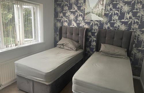 4 Bedroom House - Sleeps 6 - Garden Bbq Parking - Foto 1