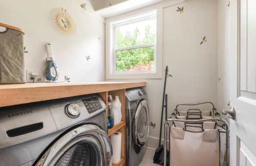 Peaceful & Spacious Modern Home - Lake Views! - Foto 8