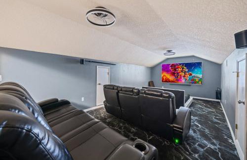 Game Room Theater Luxurious Waterfront Retreat - Photo 16