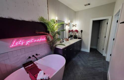 Black House - Downtown Elegance with HotTub and King Beds - Photo 18