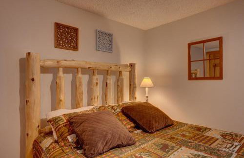 Secluded 2BR Cabin w Hot Tub, Pond, Trails, WiFi - Foto 11