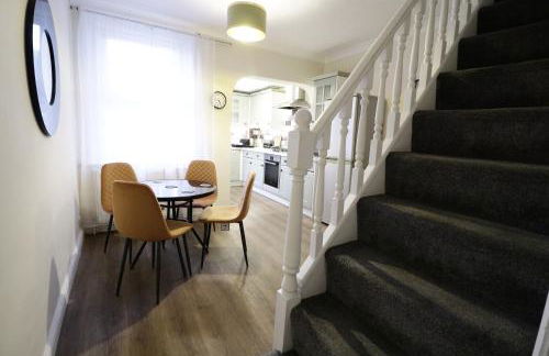 Stylish & Cosy Stay 2-Bed House Train Station Hospital Garden Fast WiFi - Foto 9