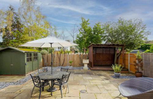 Spacious 5 bed Sunninghill with driveway parking - By Tempstay - Foto 8