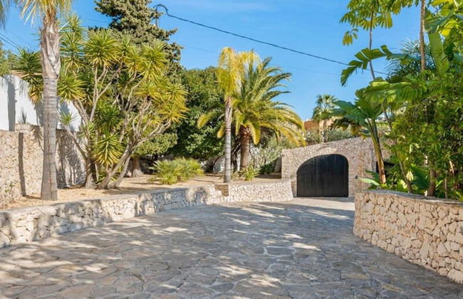 Relax in Luxury at This Stunning Seaside Villa - Photo 61