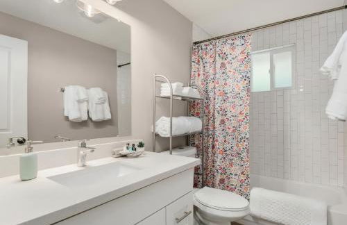 Spacious Main Street Retreat for families and large groups - Photo 15