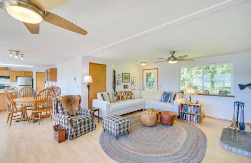 Hoodsport Vacation Rental w/ Deck & Canal Views! - Foto 6