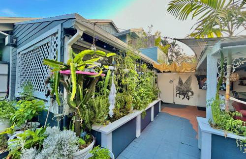 Artistic Retreat, King Suite with Private Balcony! - Foto 44