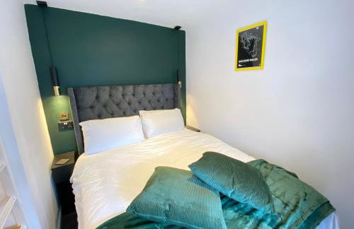 The Cwtch, Log Fire, Sleeps 6, Nr Zip World, Brecon and Bike Park Wales - Photo 6