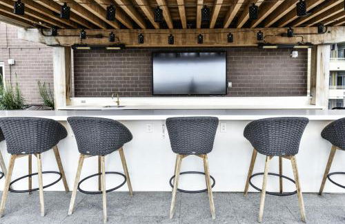 Urban 2BR Oasis with Scenic Rooftop and Gym - Foto 59