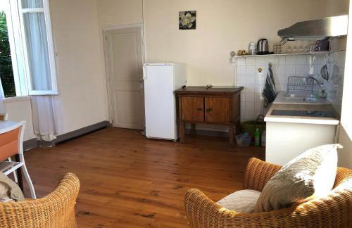 Maison charmante à Saint-Germain-de-Lusignan, parking privé - Foto 2