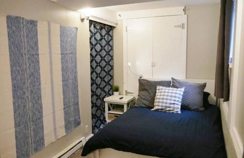 Central 2 bedroom unit with 3 beds and 3 large TVs - Photo 15