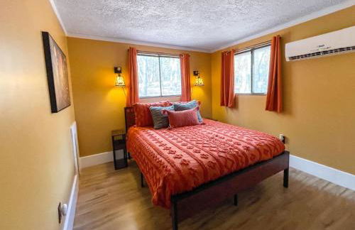 Chalet w Hot Tub Fireplace Grill FirePit & Wifi - Photo 19