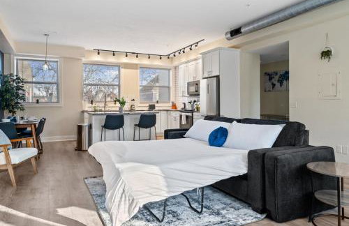 Upscale King Bed Suite with Full Workspace and Free Parking - Foto 10