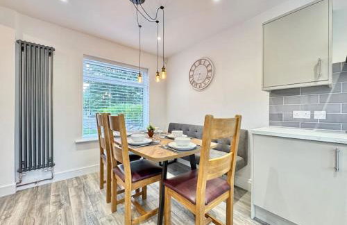 Modern 3 Bedroom Home - Free Driveway Parking - 6 Guests - Upstairs Bathroom and Downstairs WC - Foto 29