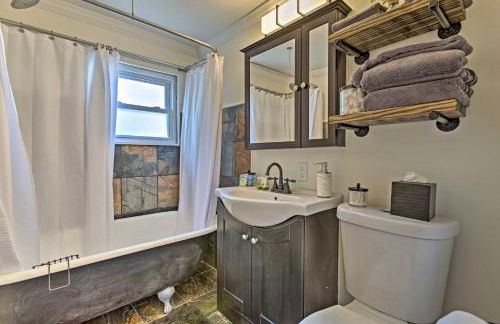 Updated Home with Patio Half Mile to West Point - Foto 18