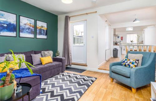 4Bed Central House w Parking & Garden - Foto 1