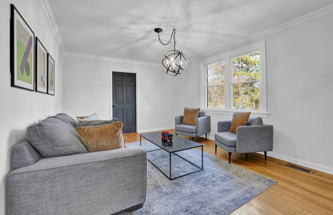 Chamblee Retreat 3BR Home w Spacious Porch - Foto 41