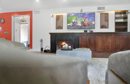 Fire and Fun Luxe Stay w Pool Hot Tub and Game Room - Foto 70
