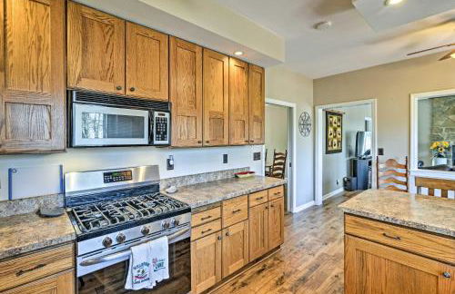 Family-Friendly Terra Alta Home with Lake View! - Foto 8