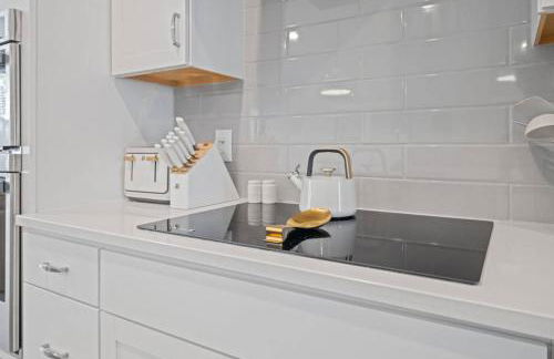 NEW Luxury Condo, Rooftop Terrace, EV Charger! - Foto 8