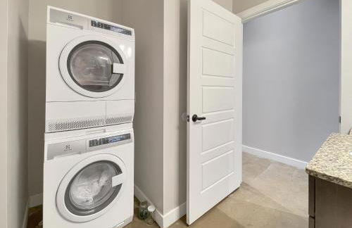 Stunning Downtown Studio with Rooftop Patio - Photo 9