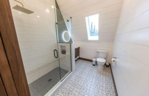 TreeTops Ayframe, Supersized AFrame on the River with Hot Tub - Foto 49