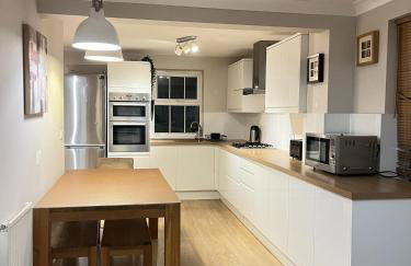 Holthart Town-House, Great for Groups, Families, Pets & Contractors - Photo 6