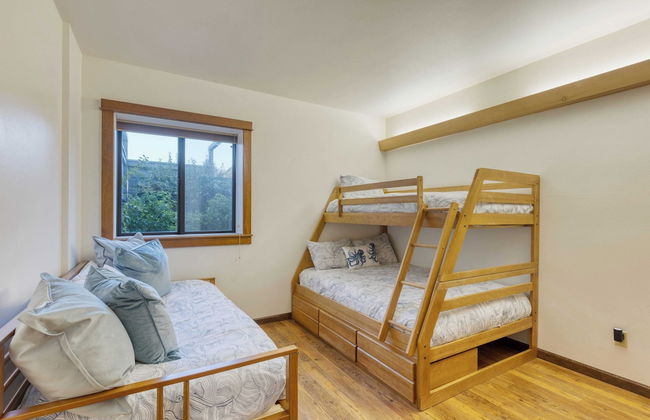 Half Block to Beach w/ Oceanview, Patio + Balcony The Shore Pine by Avantstay - Foto 23