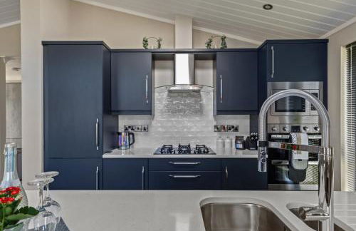 Dewin Bach - Luxury Lodge, Hot Tub, Close to Beach - Photo 25